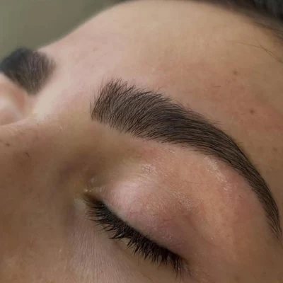 Design de sobrancelhas com visagismo em Joinville - Andressa Rosa Beauty